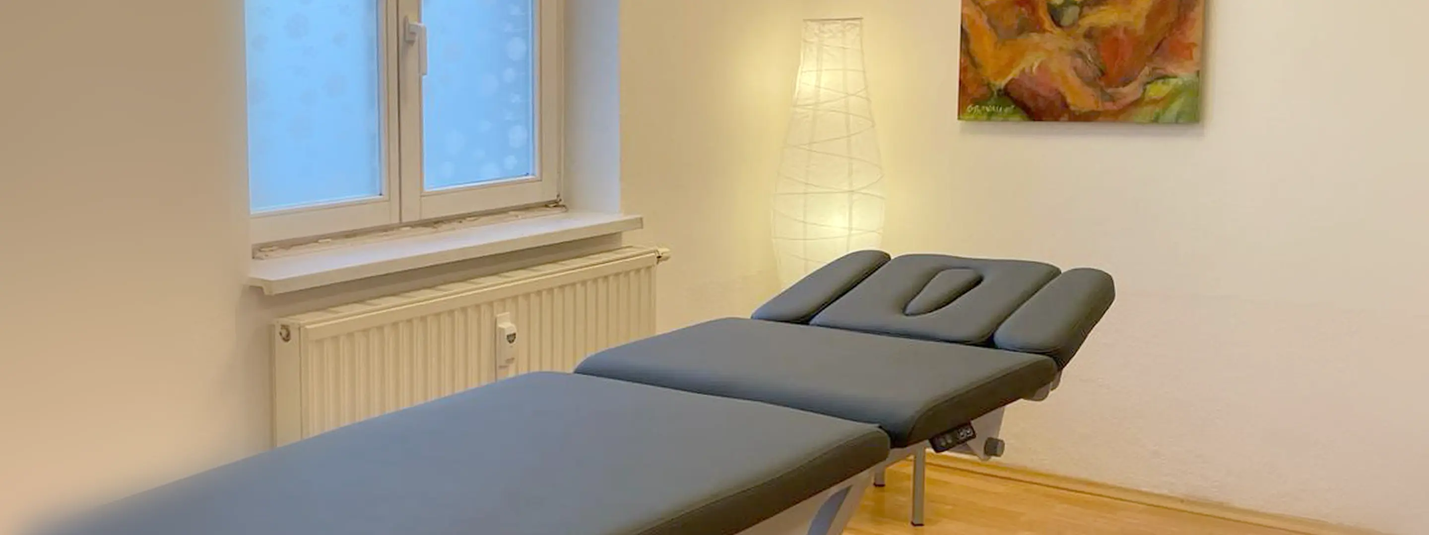 Physiotherapeut bei der Arbeit in der Physiotherapiepraxis Gronau in Storkow (Mark), Brandenburg. Angeboten werden ganzheitliche physiotherapeutische Behandlungen einschließlich Manueller Therapie (IFAMT), Krankengymnastik, Faszien-Techniken, CMD Kiefergelenktherapie, Kinesiologie, Wärme- und Kältetherapie, Taping und Personal Training. Praxis für Manuelle Therapie mit Terminen für Physiotherapie, alle Kassen akzeptiert. Philip Gronau